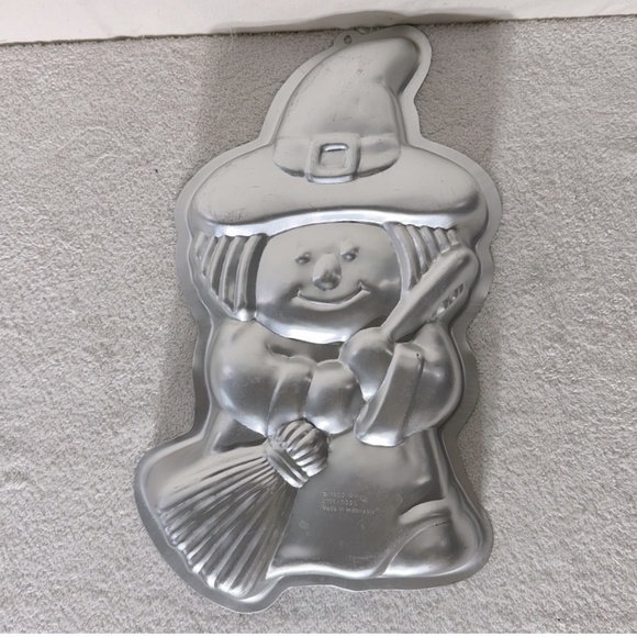 Vintage 1993 Wilton Pilgrim Cute Witch Cake Pan 2105-9330 - Picture 1 of 12